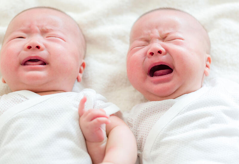 Ученые рассказали, почему в мире рождается все больше близнецов