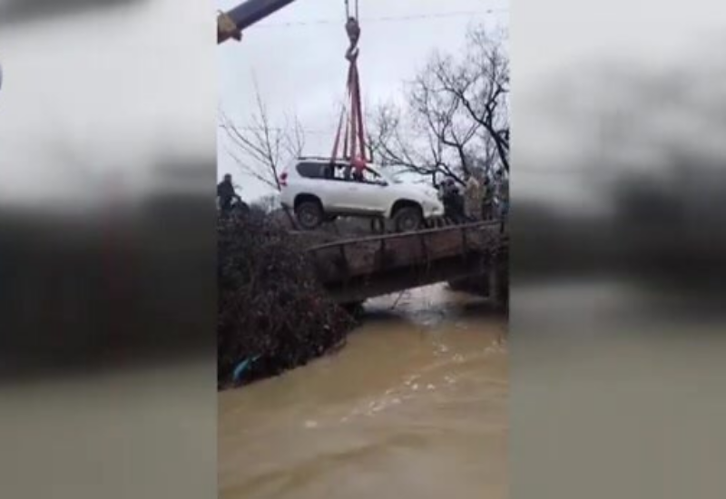 Паводок разрушил мост в Джалилабаде