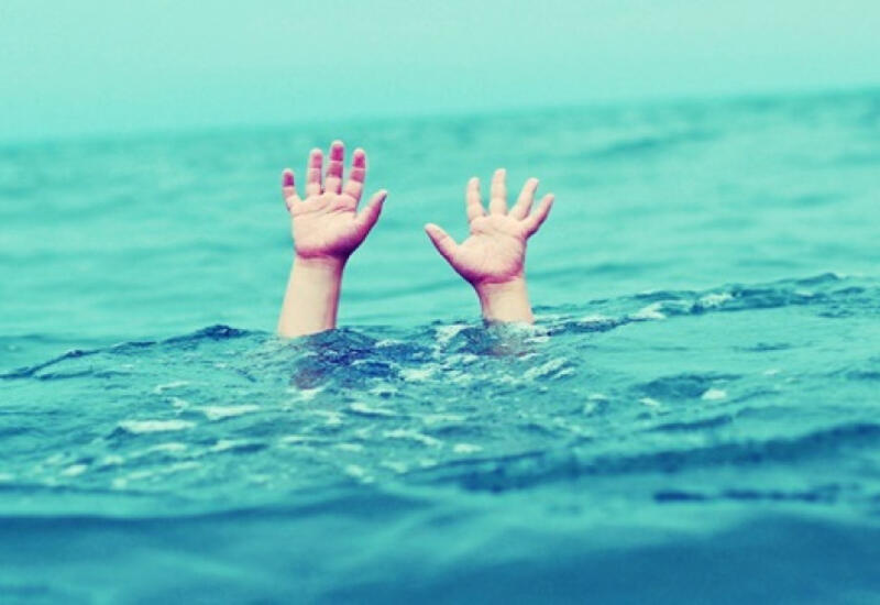 Ana azyaşlı oğlunu dənizə atdı