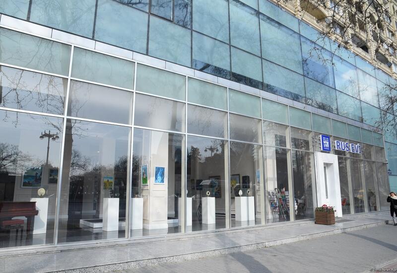 В Баку с "Русского дома" демонтирована часть надписи на русском языке