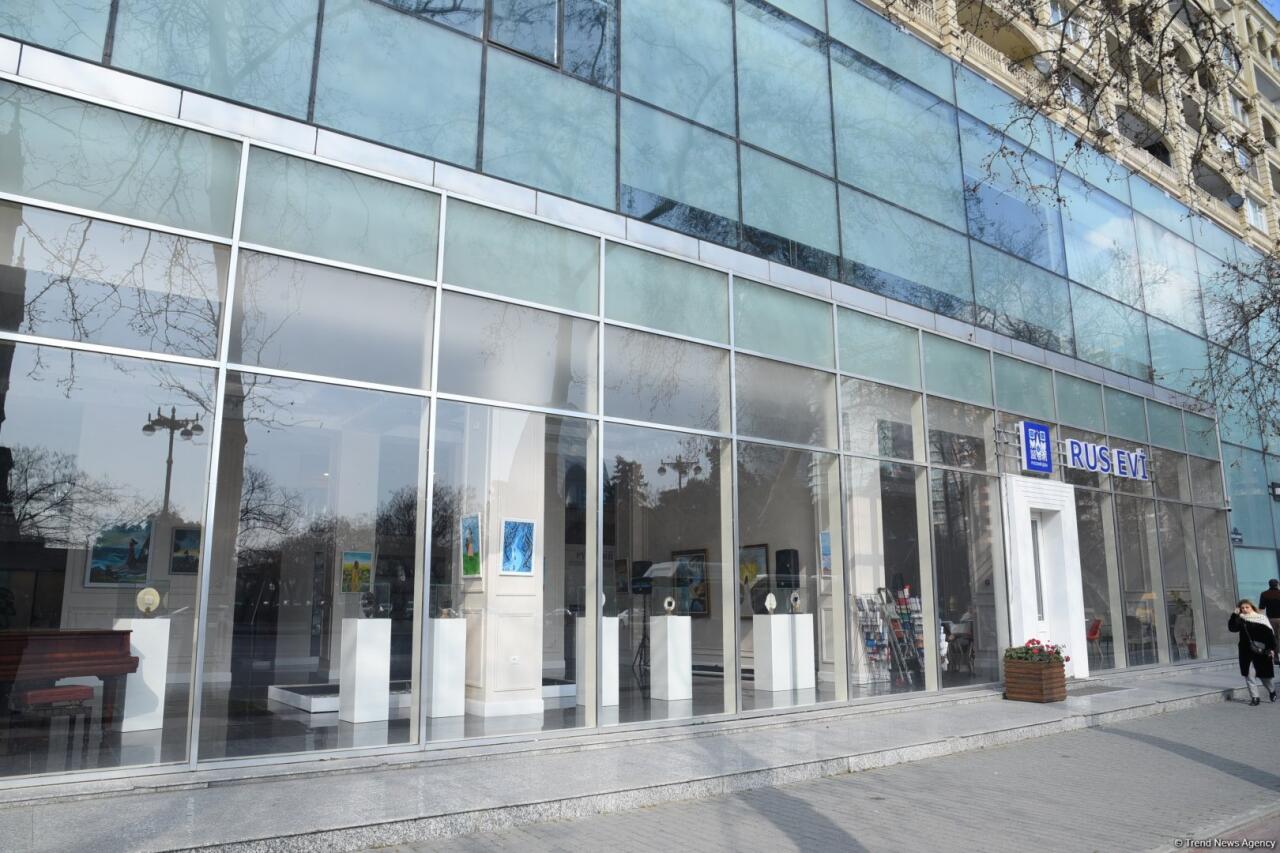 В Баку с "Русского дома" демонтирована часть надписи на русском языке