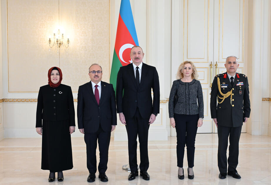 Президент Ильхам Алиев принял верительные грамоты новоназначенного посла Турции в Азербайджане