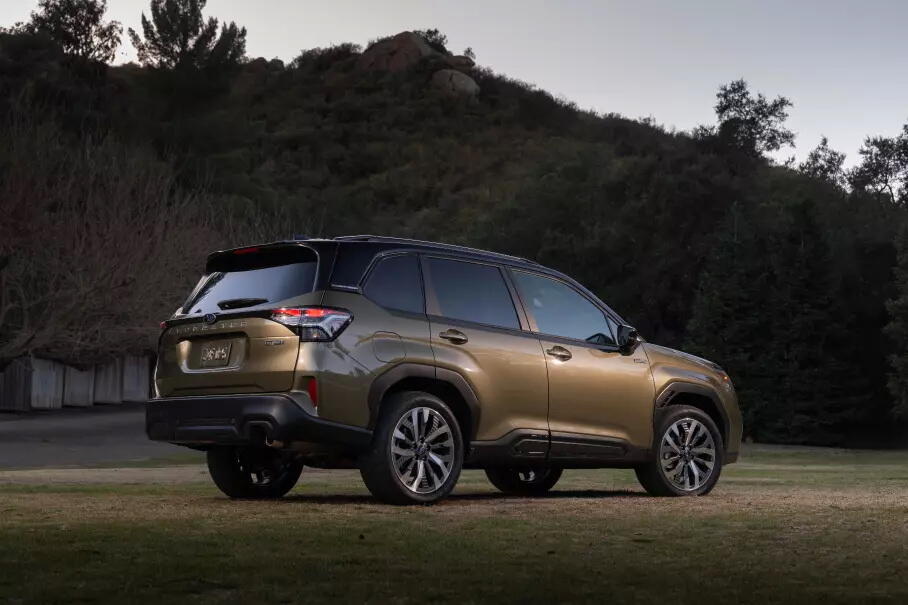Subaru Forester получил новую гибридную установку и внедорожную версию