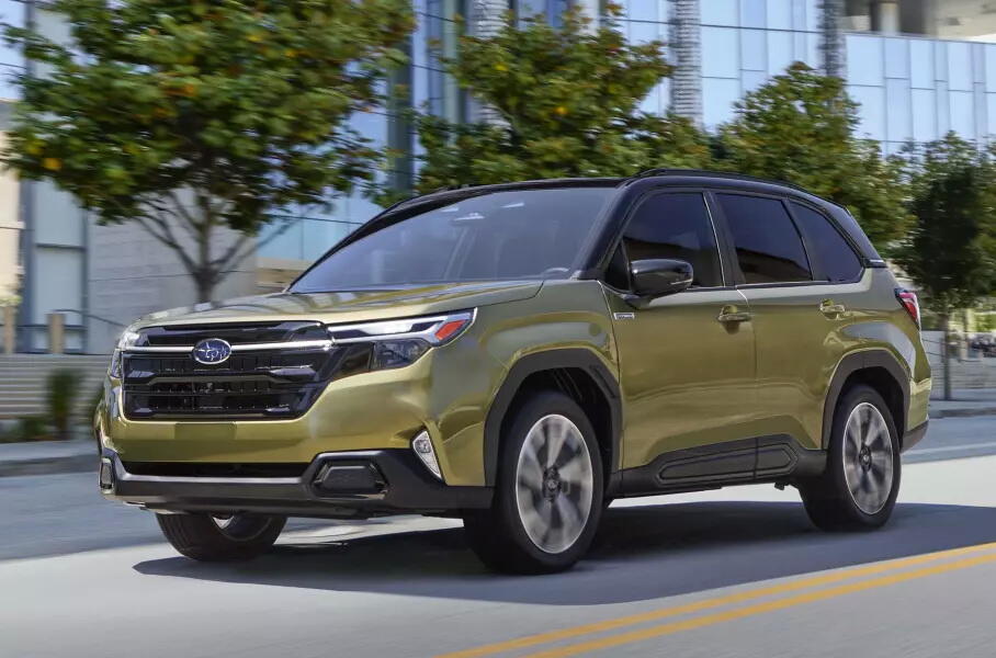 Subaru Forester получил новую гибридную установку и внедорожную версию