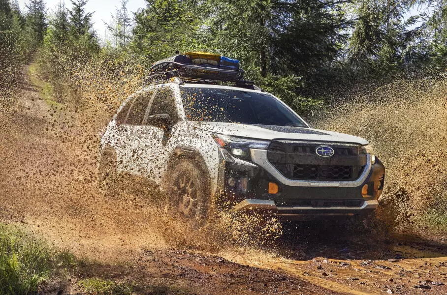 Subaru Forester получил новую гибридную установку и внедорожную версию