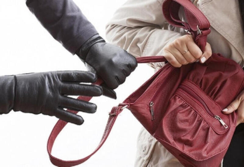 Bakıda kişi küçədə qadını döyüb qarət etdi