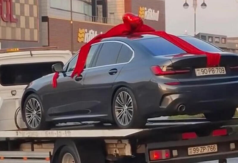 В Баку девушке подарили люксовый автомобиль на День влюбленных