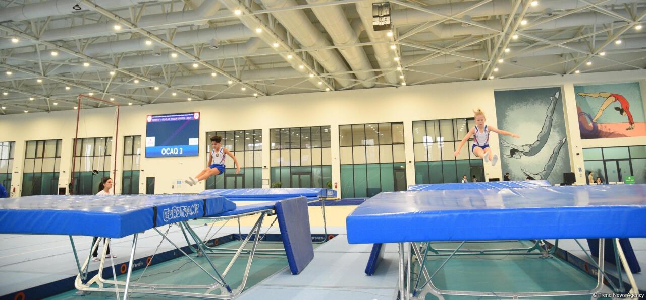 Продолжаются чемпионат Азербайджана по прыжкам на батуте, тамблингу и первенство Баку