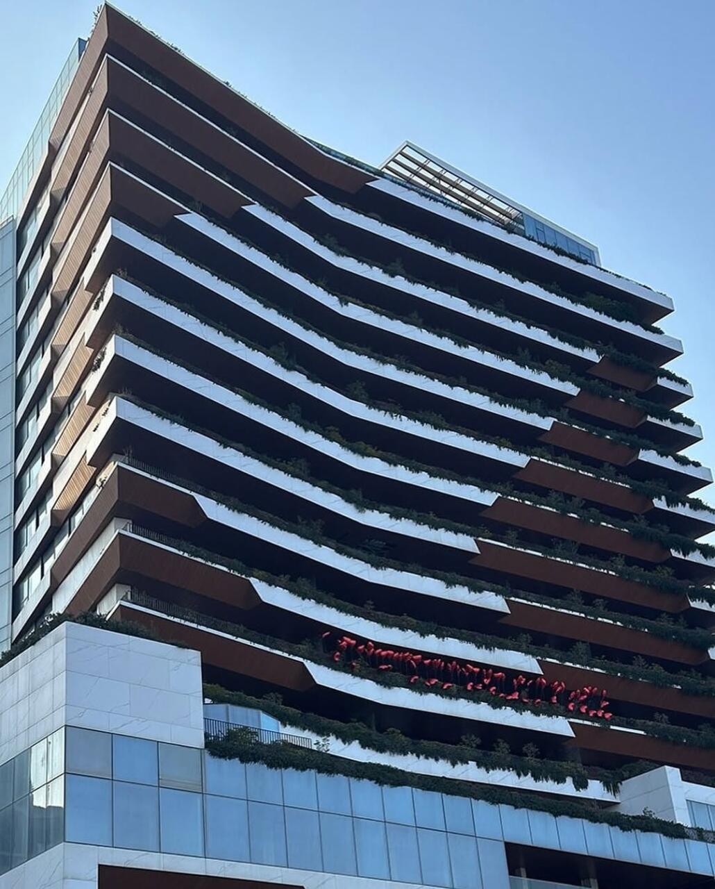 Bakıda "Sevgililər günü"ndə xanımına dəniz mənzərəli lüks mənzil hədiyyə etdi