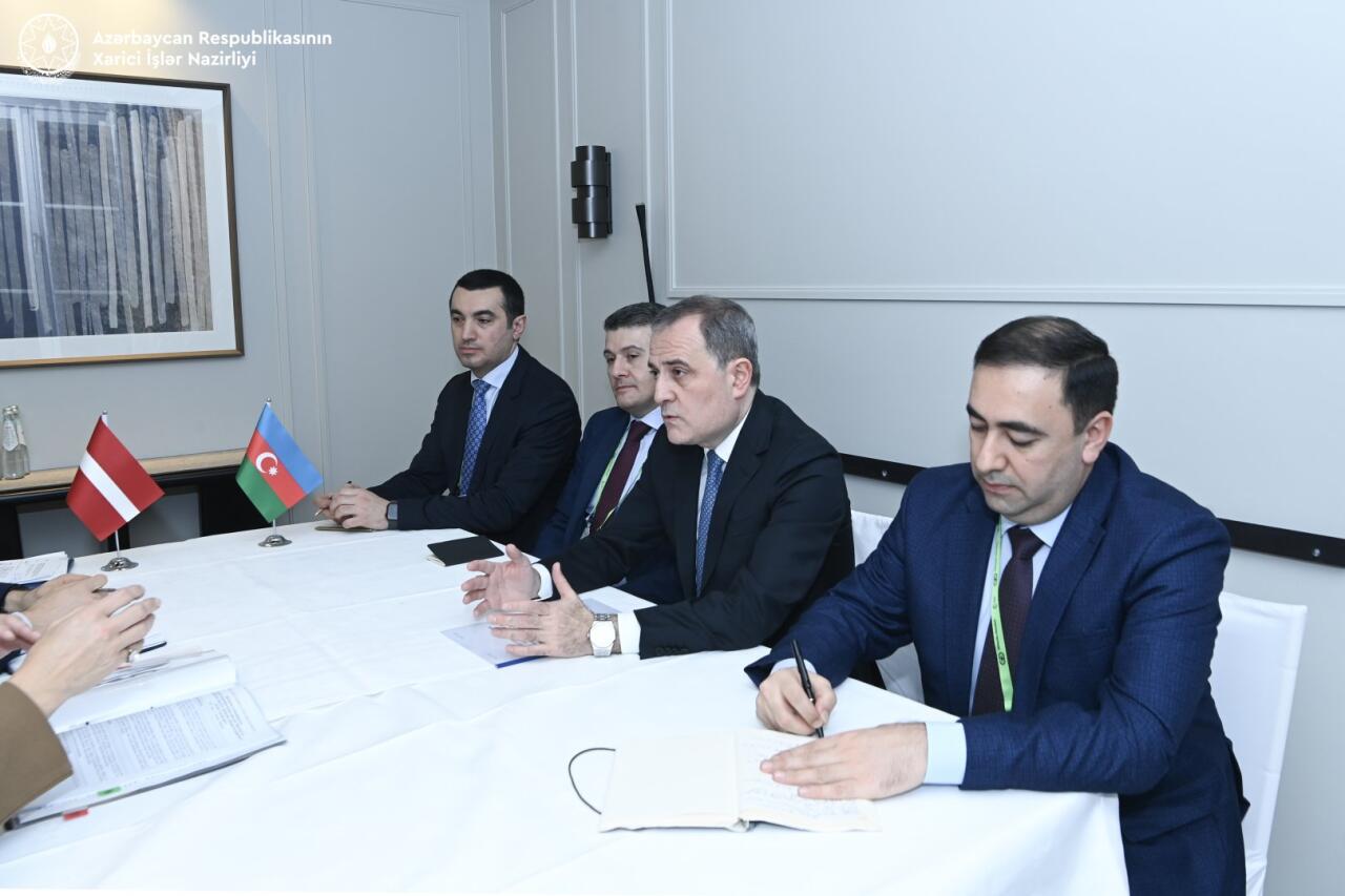 Джейхун Байрамов встретился с министром иностранных дел Латвии Байбой Браже