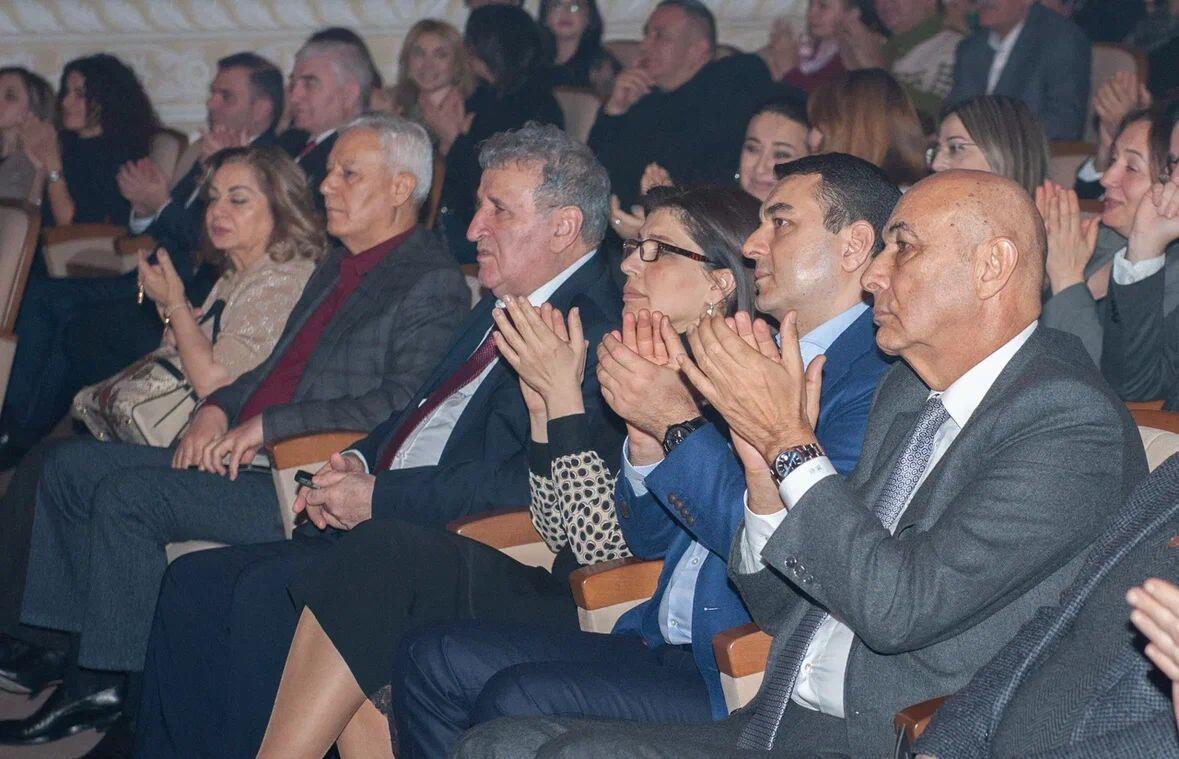 В Баку состоялась премьера спектакля "Долина кудесников"