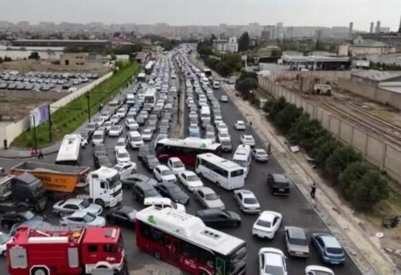 Bakıda qeyri-pik saatlarda tıxaclar niyə yaranır?