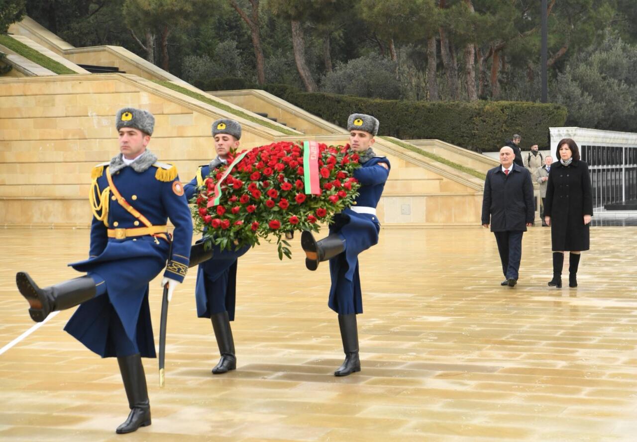 Делегация парламента Беларуси посетила Аллею почетного захоронения и Аллею шехидов