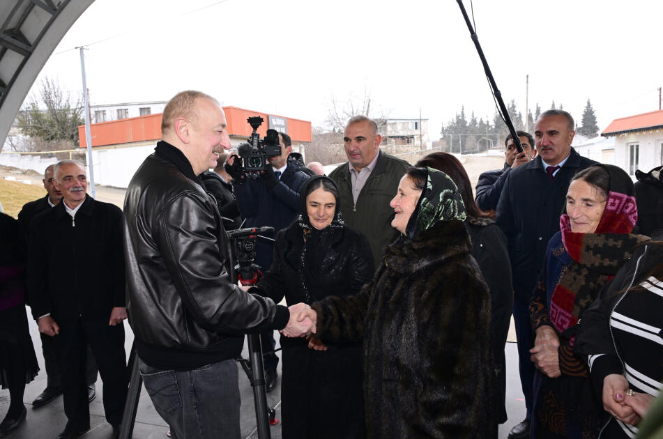 Prezident İlham Əliyev Xocalının Ballıca kəndində fərdi evlərin və infrastrukturun bərpası sahəsində görülən işlərlə tanış olub, kəndə köçən bir qrup sakinlə görüşüb