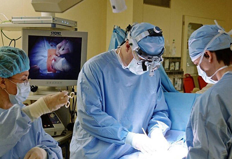 Əməliyyat zamanı canlı yayım açan həkim Səhiyyə Nazirliyinə çağırıldı