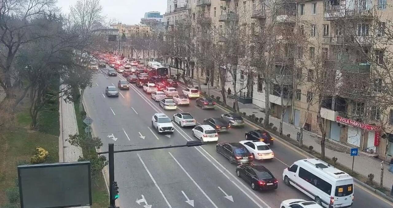 Пробки на ряде улиц и проспектов в Баку