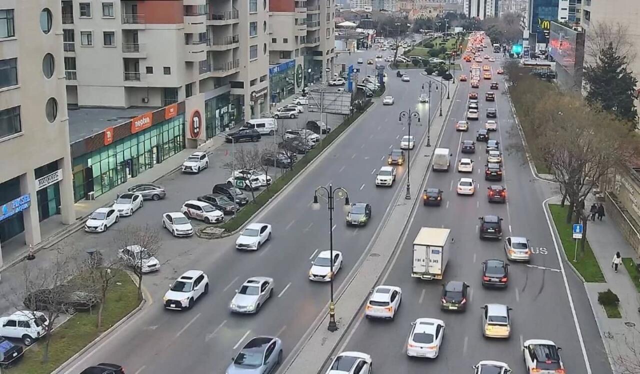 Пробки на ряде улиц и проспектов в Баку