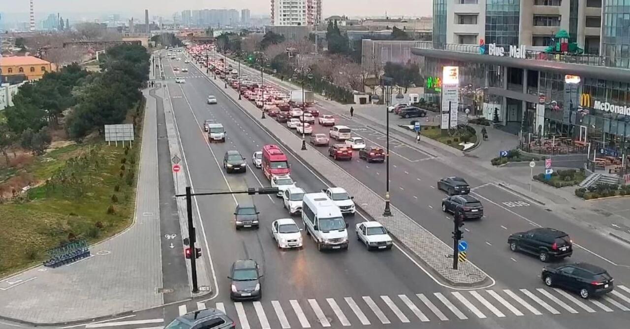Пробки на ряде улиц и проспектов в Баку