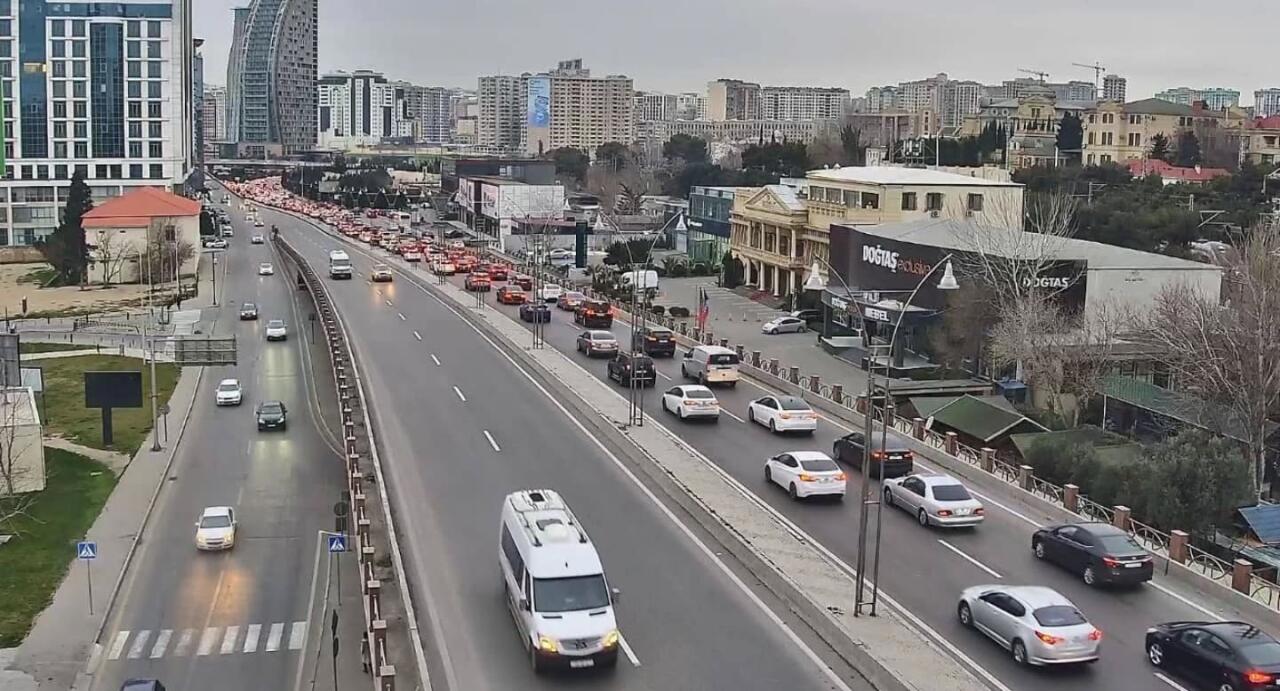 Пробки на ряде улиц и проспектов в Баку