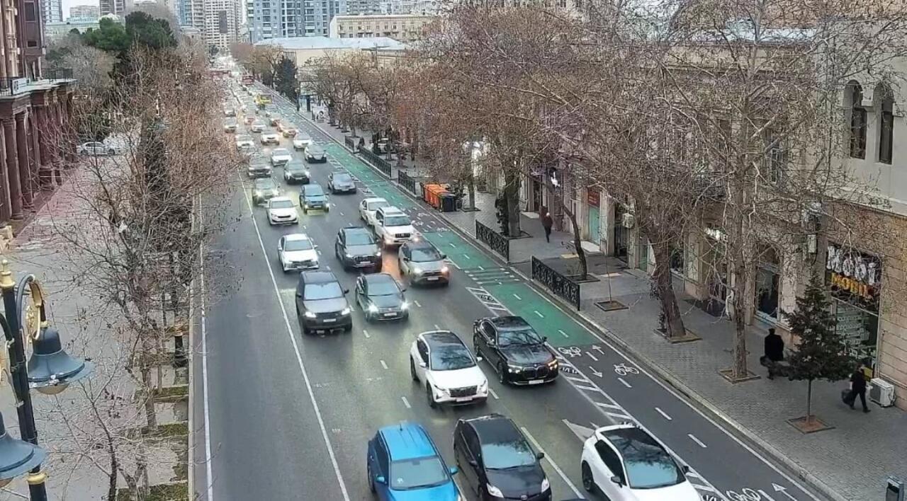 Пробки на ряде улиц и проспектов в Баку