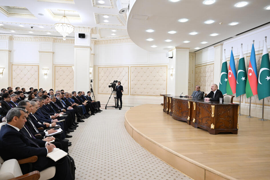 Президент Ильхам Алиев и премьер-министр Пакистана Мухаммад Шахбаз Шариф выступили с заявлениями для прессы