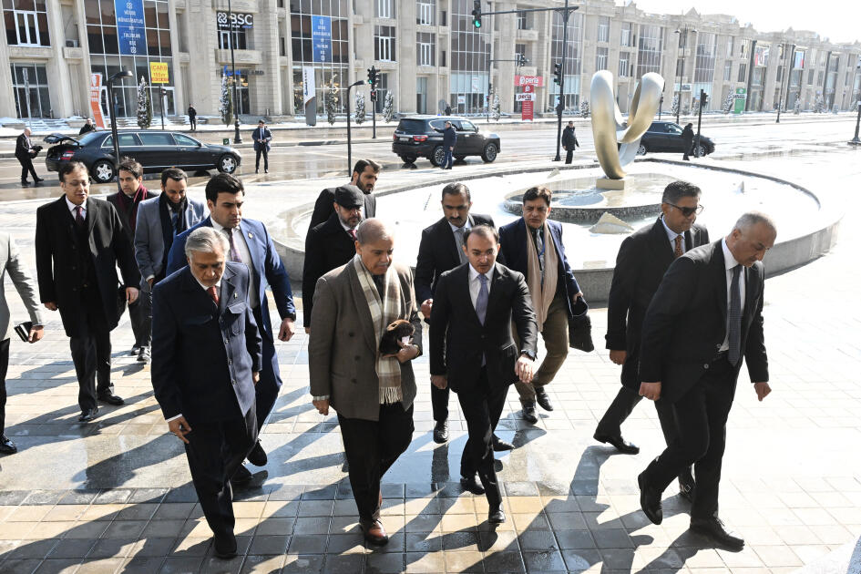 Pakistanın Baş naziri 7 saylı Bakı “ASAN xidmət” mərkəzinin fəaliyyəti ilə tanış olub