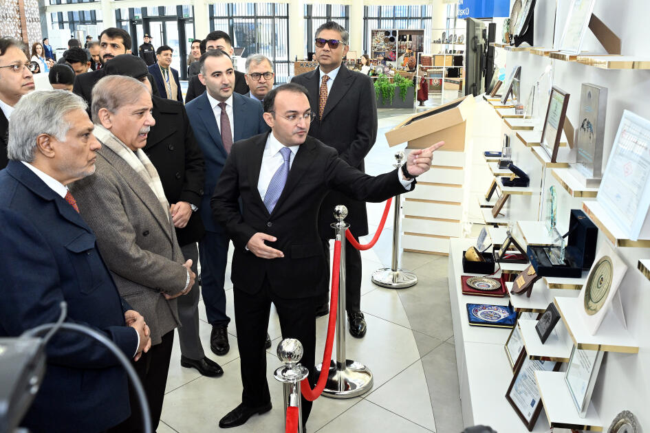 Pakistanın Baş naziri 7 saylı Bakı “ASAN xidmət” mərkəzinin fəaliyyəti ilə tanış olub