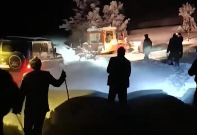 Lerikdə yeniyetmənin halı pisləşdi - Bütün kənd onun üçün qarı təmizləyib yol açdı