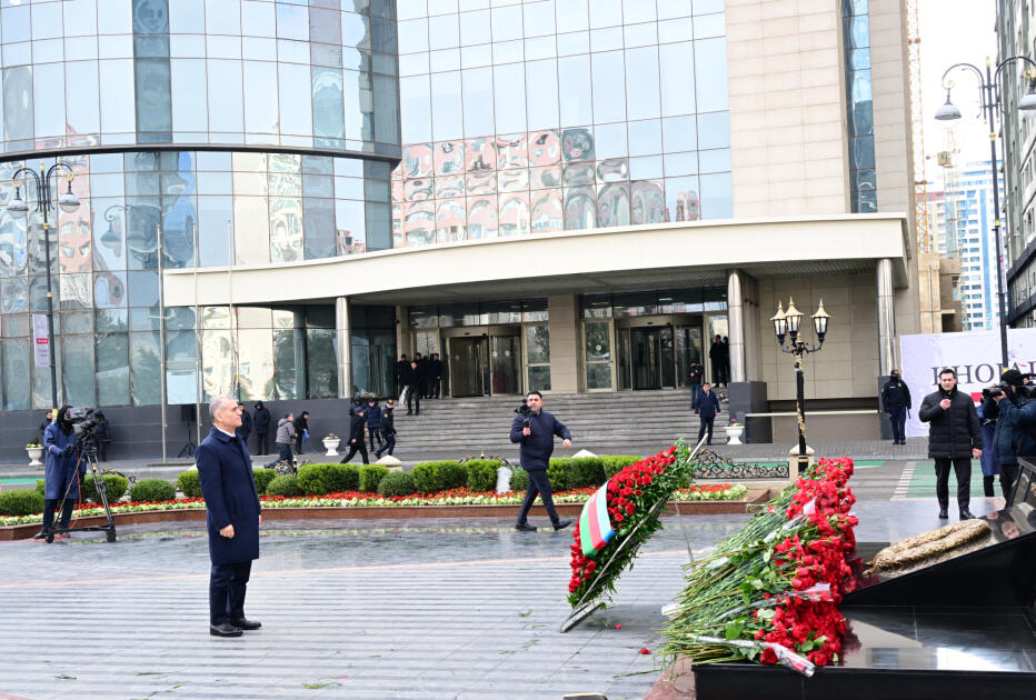 Азербайджанская общественность посещает памятник "Крик матери"