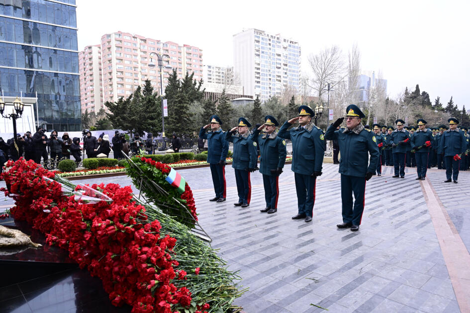 Азербайджанская общественность посещает памятник "Крик матери"