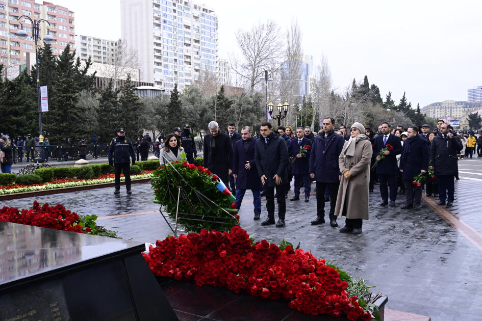 Азербайджанская общественность посещает памятник "Крик матери"
