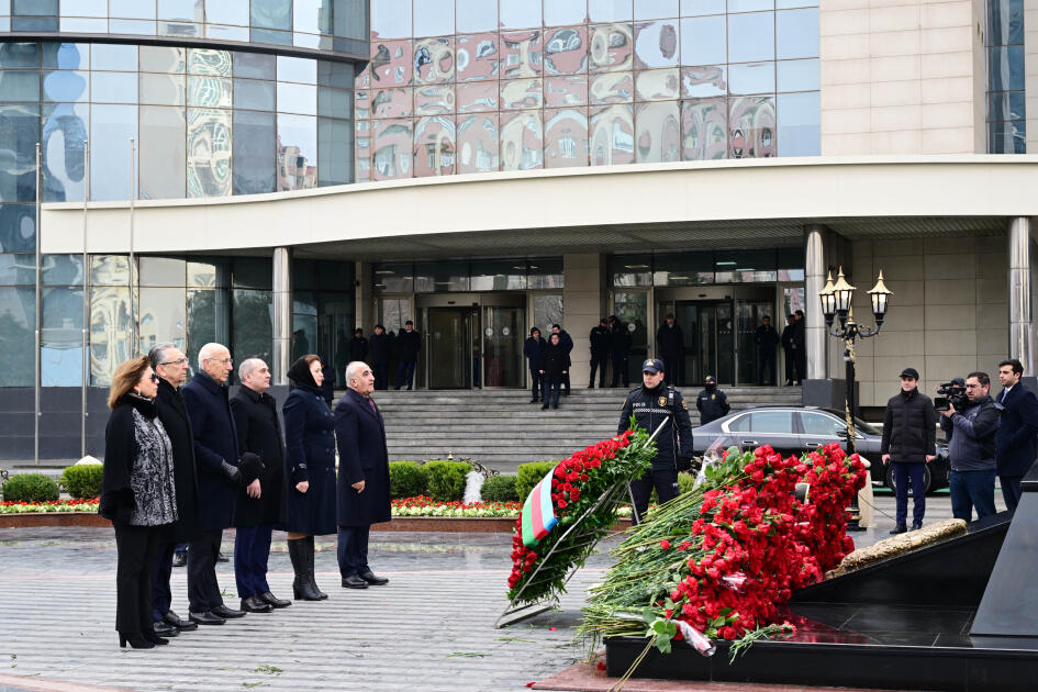 Азербайджанская общественность посещает памятник "Крик матери"