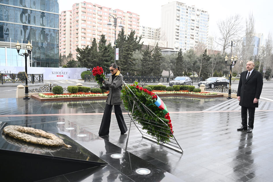Президент Ильхам Алиев и Первая леди Мехрибан Алиева посетили памятник Ходжалинскому геноциду