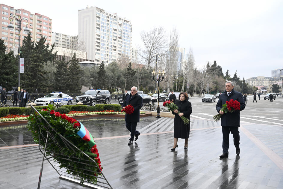 Азербайджанская общественность посещает памятник "Крик матери"
