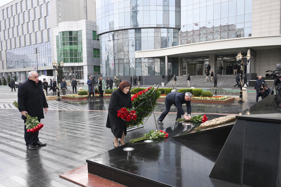 Азербайджанская общественность посещает памятник "Крик матери"