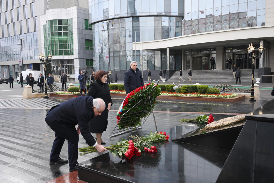 Азербайджанская общественность посещает памятник "Крик матери"