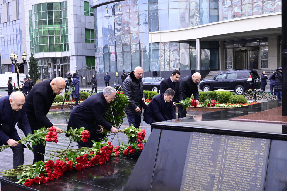 Азербайджанская общественность посещает памятник "Крик матери"