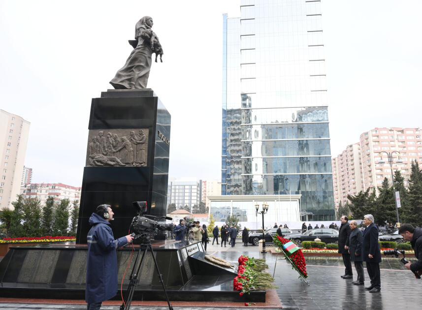 Азербайджанская общественность посещает памятник "Крик матери"