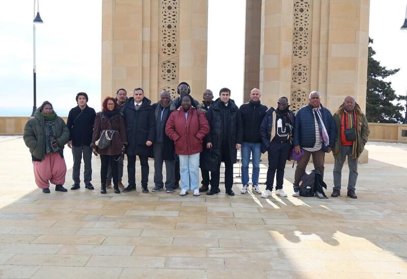 Fransa müstəmləkələrindən olan KİV nümayəndələri Şəhidlər Xiyabanını ziyarət edib