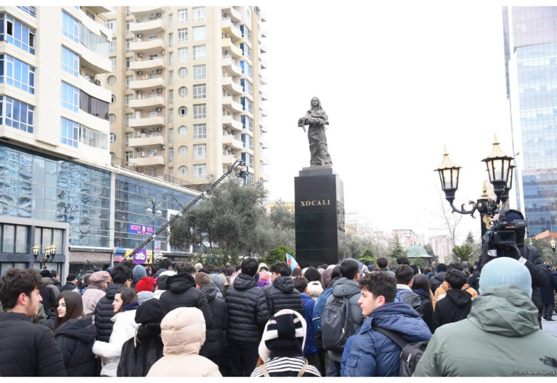 Азербайджанская общественность посещает памятник "Крик матери"