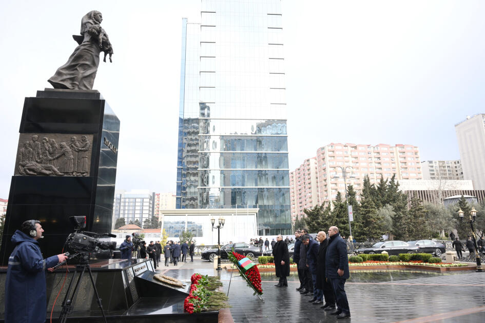 Азербайджанская общественность посещает памятник "Крик матери"