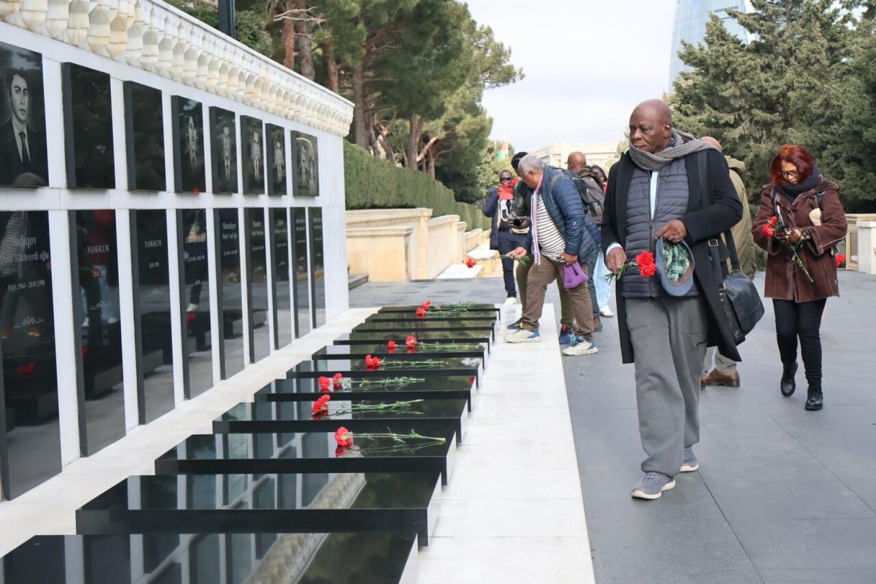 Fransa müstəmləkələrindən olan KİV nümayəndələri Şəhidlər Xiyabanını ziyarət edib