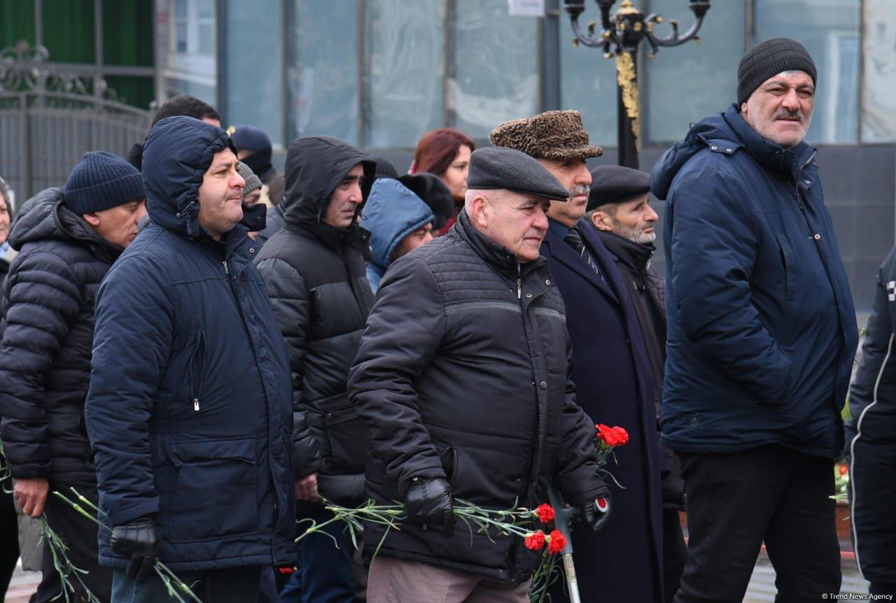 Азербайджанская общественность посещает памятник "Крик матери"