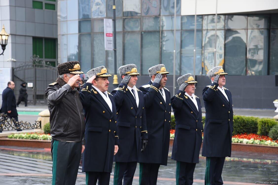 Азербайджанская общественность посещает памятник "Крик матери"