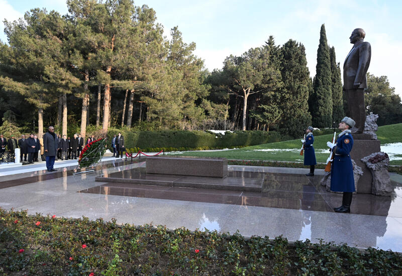 Qvineya-Bisau Prezidenti Fəxri xiyabanda Ulu Öndər Heydər Əliyevin xatirəsini anıb