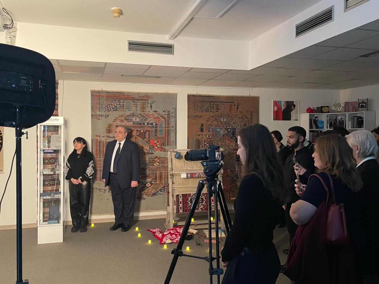 В Праге представили "Гармонию двух красот: азербайджанского ковра и чешского хрусталя"