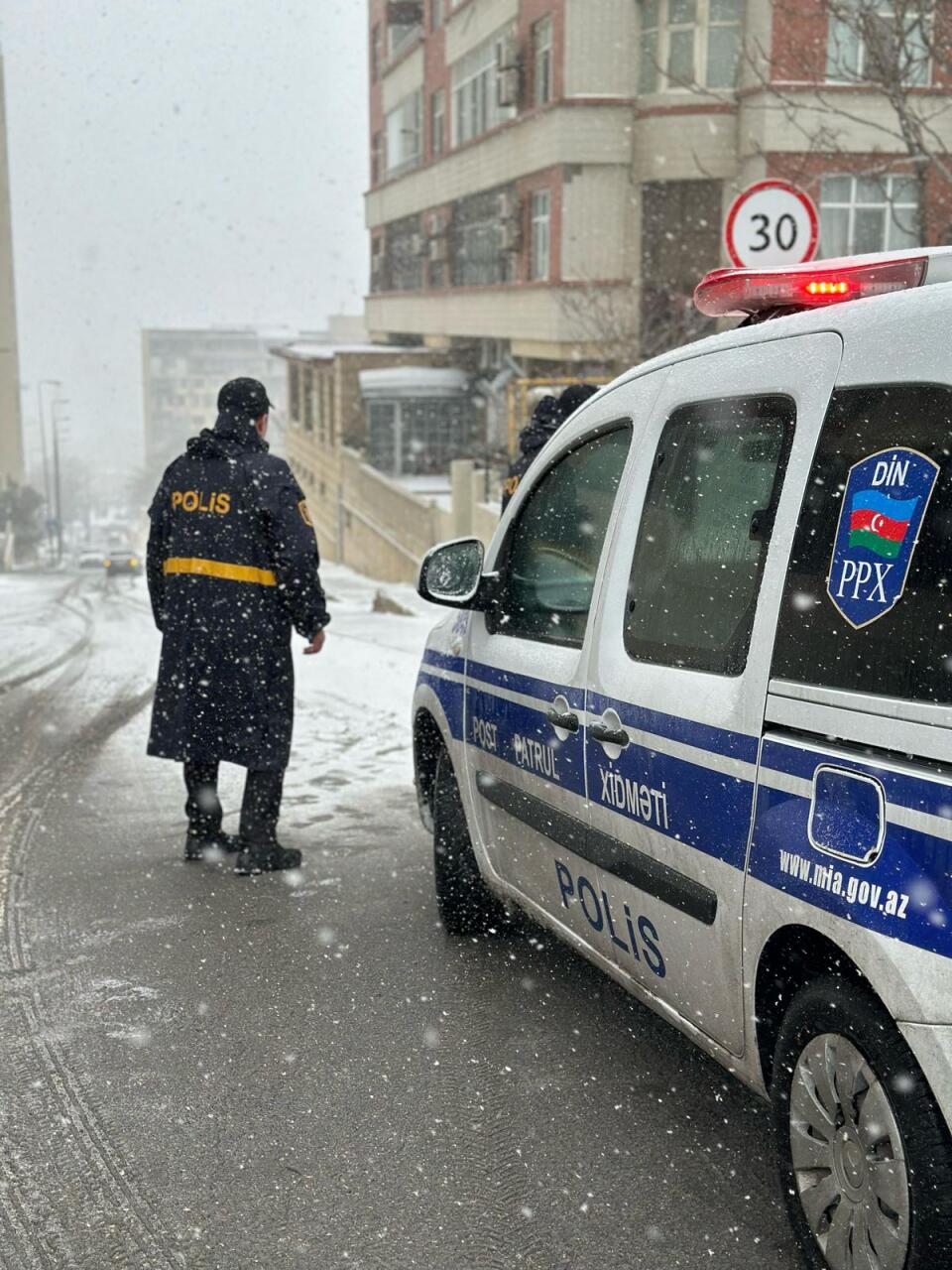 Hava şəraiti ilə əlaqədar polis əməkdaşları zəruri təhlükəsizlik tədbirləri görürlər