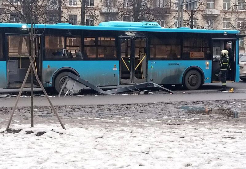 Автобус снес остановку с людьми в России