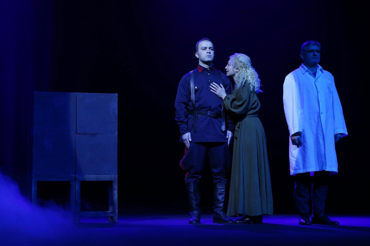 Премьера в Баку - автор показывает мертвых не в виде привидений, а как добрых людей