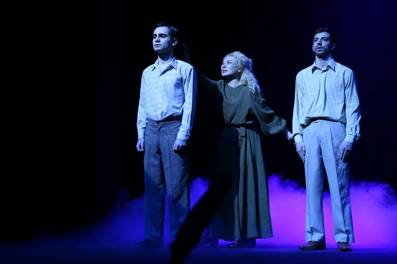 Премьера в Баку - автор показывает мертвых не в виде привидений, а как добрых людей